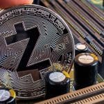 Een afbeelding van cryptomunt Zcash bij een groot moederbord