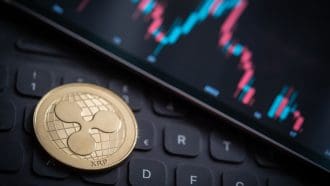 Een afbeelding van de XRP koers op de achtergrond met op de voorgrond een XRP munt, de crypto van Ripple