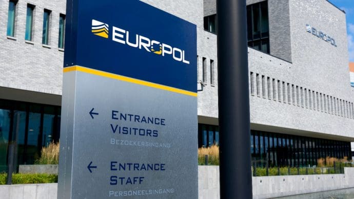 Een afbeelding van de ingang van het Europol hoofdkantoor in Den Haag, die in heel de EU opereert
