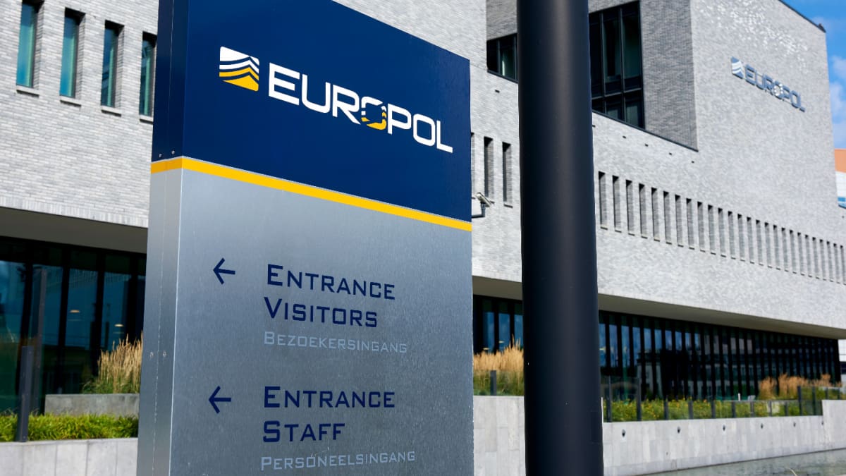 Een afbeelding van de ingang van het Europol hoofdkantoor in Den Haag, die in heel de EU opereert