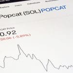 Een afbeelding van de pagina van memecoin popcat op een cryptobeurs, met een grafiek van de koers en een dalende prijs