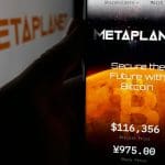 Een afbeelding van de site en het logo van bitcoin bedrijf metaplanet, met op hun site een bitcoin koers
