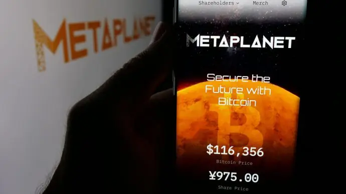 Een afbeelding van de site en het logo van bitcoin bedrijf metaplanet, met op hun site een bitcoin koers