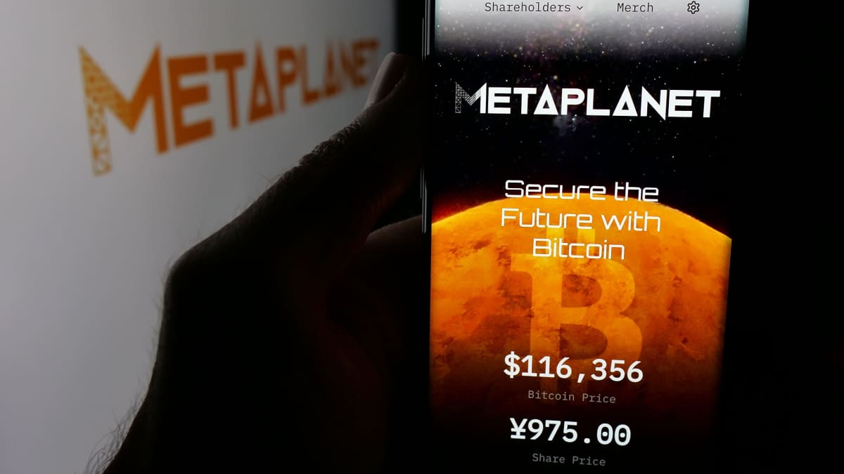 Een afbeelding van de site en het logo van bitcoin bedrijf metaplanet, met op hun site een bitcoin koers