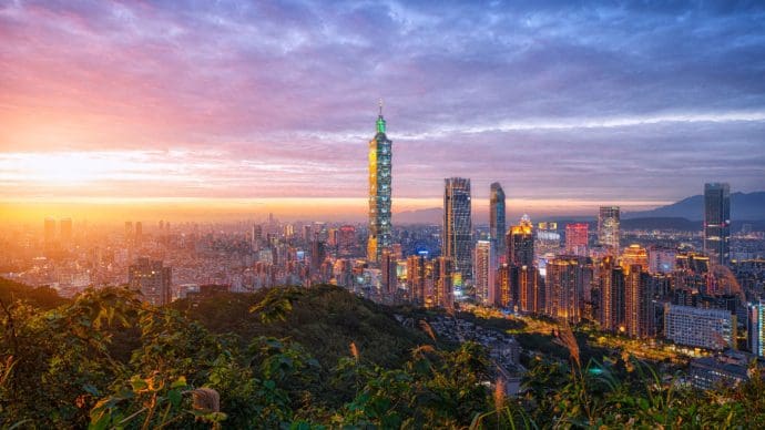 Een afbeelding van de skyline van Taipei in Taiwan, een land dat mogelijk een bitcoin reserve gaat aanleggen