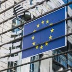 Een afbeelding van de vlag van de Europese Unie op het gebouw in Brussel