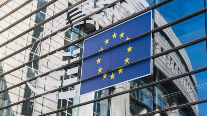 Een afbeelding van de vlag van de Europese Unie op het gebouw in Brussel