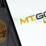 Een afbeelding van een bitcoin (BTC) munt naast het logo van de failliete cryptobeurs Mt Gox