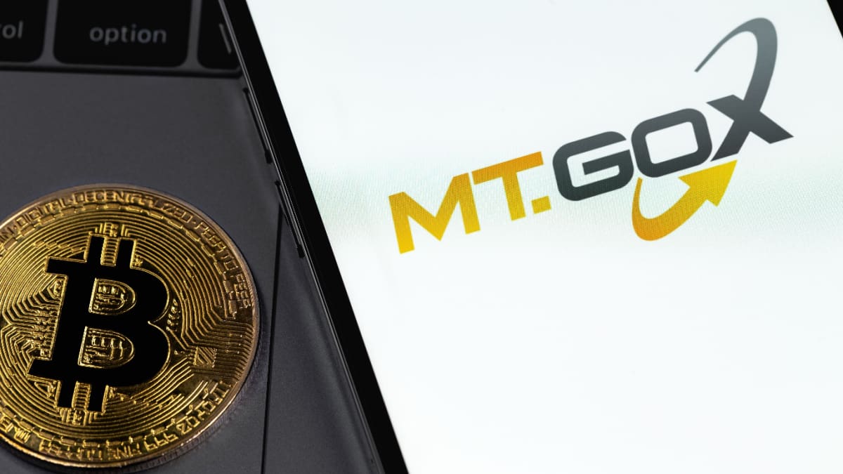 Een afbeelding van een bitcoin (BTC) munt naast het logo van de failliete cryptobeurs Mt Gox