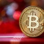 Een afbeelding van een bitcoin munt op een kerst cadeautje