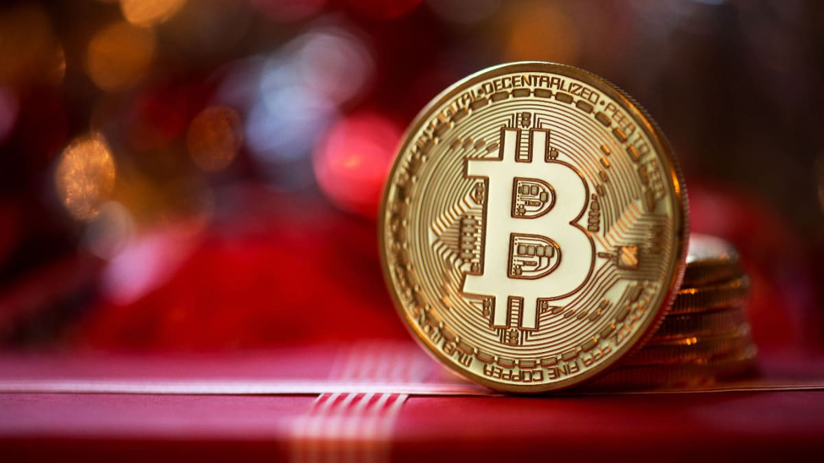 Een afbeelding van een bitcoin munt op een kerst cadeautje