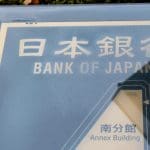 Een afbeelding van een bord van de centrale bank van Japan, een van de grootste economieën op aarde