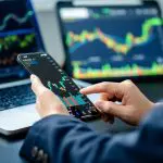 Een afbeelding van een crypto handelaar die met verschillende schermen een analyse van bitcoin aan het uitvoeren is