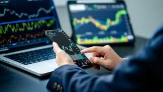 Een afbeelding van een crypto handelaar die met verschillende schermen een analyse van bitcoin aan het uitvoeren is