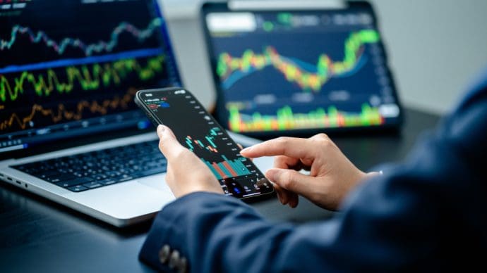 Een afbeelding van een crypto handelaar die met verschillende schermen een analyse van bitcoin aan het uitvoeren is