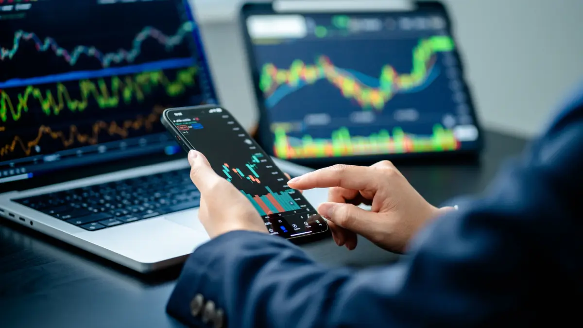 Een afbeelding van een crypto handelaar die met verschillende schermen een analyse van bitcoin aan het uitvoeren is