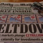 Een afbeelding van een financiele crash die wordt beschreven in een krant