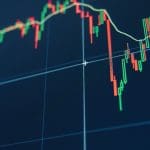 Een afbeelding van een koers die hard daalt met een forse crash van een candle chart