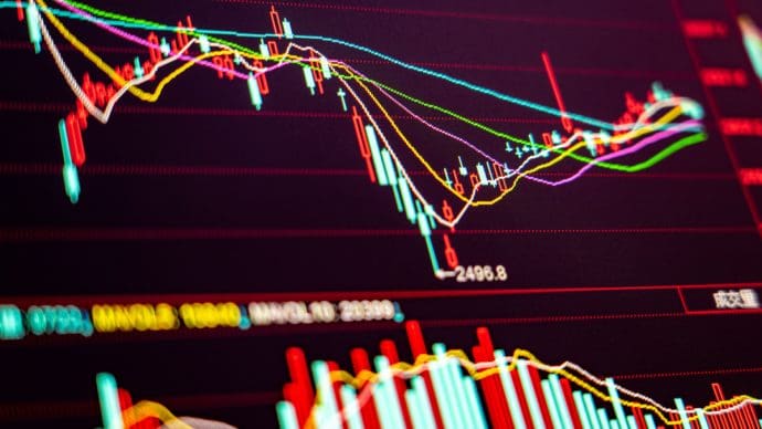 Een afbeelding van een koers van een crypto of aandeel met een lichte dip, candle chart grafiek