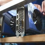 Een afbeelding van een persoon die een eigen hobby bitcoin miner maakt in zijn huis