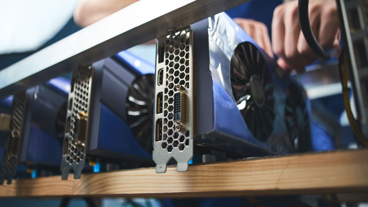 Een afbeelding van een persoon die een eigen hobby bitcoin miner maakt in zijn huis