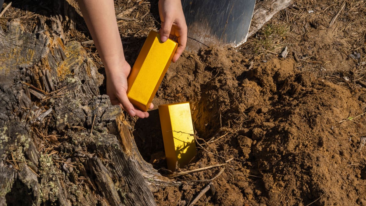 Een afbeelding van een persoon die goudstaven begraaft op opgraaft uit een tuin
