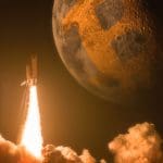 Een afbeelding van een raket die naar de maan gaat, met daarop een vaag bitcoin logo