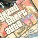Een afbeelding van een verpakking van de videogame GTA 6, met daarbij een game controller van de playstation 5