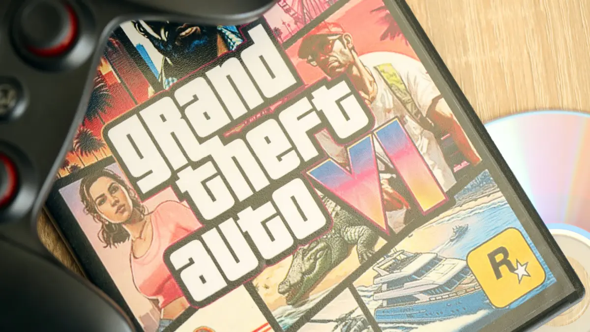 Een afbeelding van een verpakking van de videogame GTA 6, met daarbij een game controller van de playstation 5