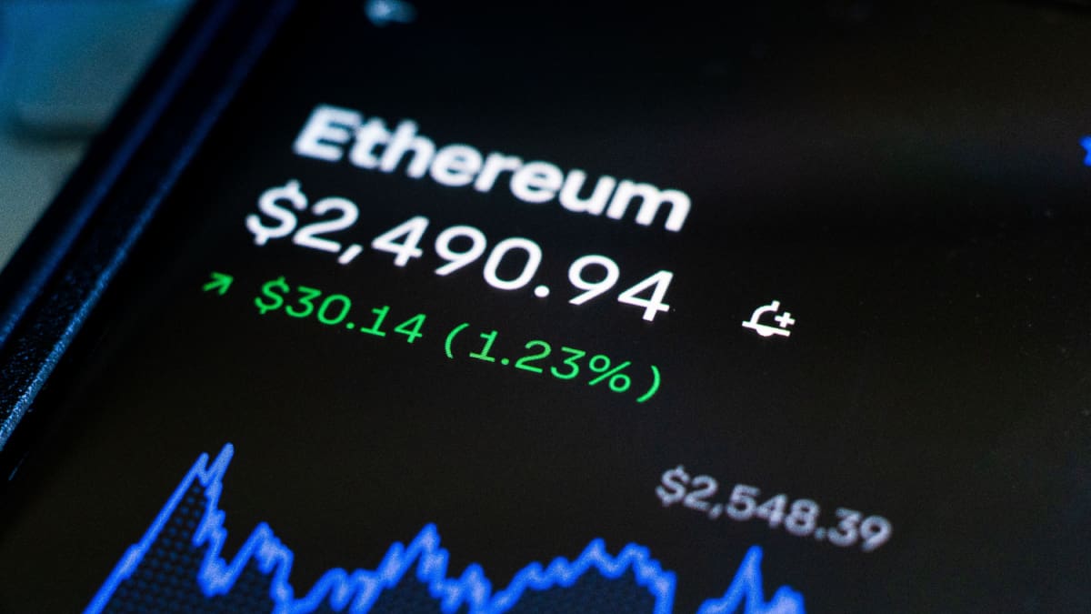 Een afbeelding van ethereum (ETH) met daarbij een grafiek van de koers die gestegen is