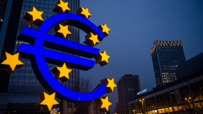 Een afbeelding van het euroteken bij het hoofdkantoor van de Europese Centrale Bank in Frankfurt