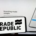 Een afbeelding van het logo van Trade Republic met op de achtergrond de website van de bank