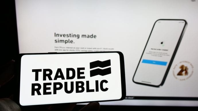 Een afbeelding van het logo van Trade Republic met op de achtergrond de website van de bank