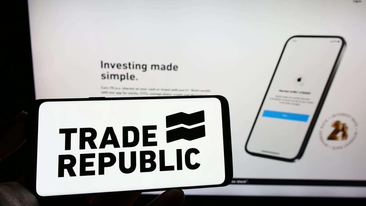 Een afbeelding van het logo van Trade Republic met op de achtergrond de website van de bank