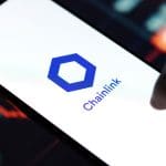 Een afbeelding van het logo van cryptomunt en netwerk chainlink met op de achtergrond een koersgrafiek van de munt