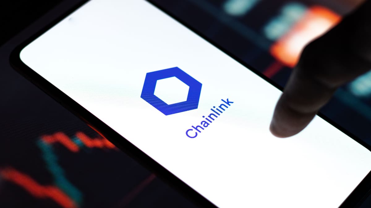 Een afbeelding van het logo van cryptomunt en netwerk chainlink met op de achtergrond een koersgrafiek van de munt