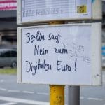 Een foto van een protest tegen de digitale euro op een bord in Berlijn