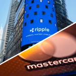 Een split image van Ripple, het bedrijf achter XRP, dat wordt afgebeeld op de Nasdaq, en een creditcard van Mastercard