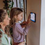 Moeder helpt kind temperatuur aan te passen