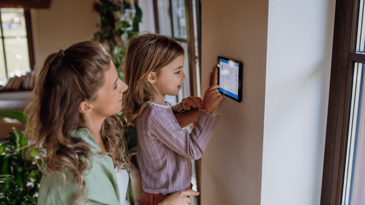Moeder helpt kind temperatuur aan te passen