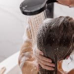 Zoveel euro kost één minuut warm douchen in 2025 – gasprijs torenhoog