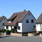 Vrijstaande huizen in een straat in een suburb, met witte muren en ruime kamers