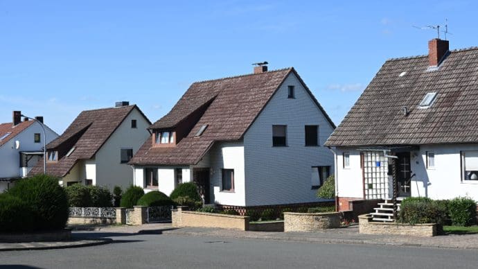 Vrijstaande huizen in een straat in een suburb, met witte muren en ruime kamers