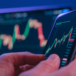 phone-hand-chart-grafiek-crypto