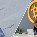 Belastingdienst enveloppen en man achter laptop