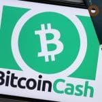 Een afbeelding van bitcoin cash (BCH) op een mobiele telefoon met een printplaat erbij
