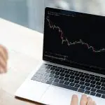 Een afbeelding van crypto koers die plotseling een forse crash met een diepe rode candle laat zien