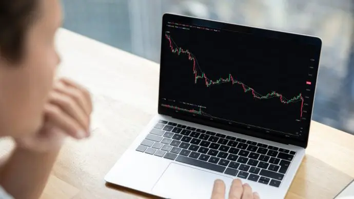 Een afbeelding van crypto koers die plotseling een forse crash met een diepe rode candle laat zien