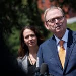 Een afbeelding van de Amerikaanse economische adviseur Kevin Hassett op een conferentie