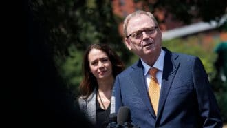 Een afbeelding van de Amerikaanse economische adviseur Kevin Hassett op een conferentie